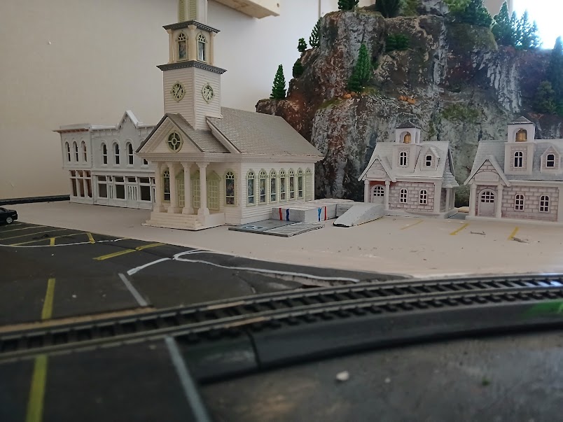 Innovative Track Planning for Small Spaces in HO Scale